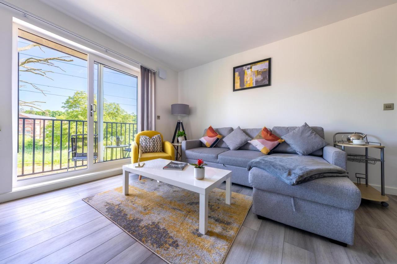 Ash View Place 3 -Heathrow - Thorpe Park - Free Parking Staines-upon-Thames Exterior photo