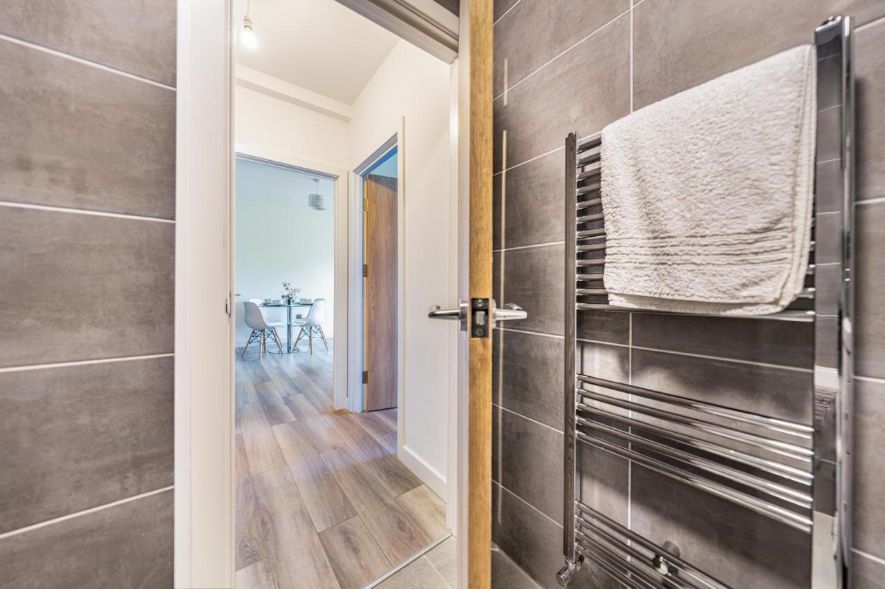 Ash View Place 3 -Heathrow - Thorpe Park - Free Parking Staines-upon-Thames Exterior photo