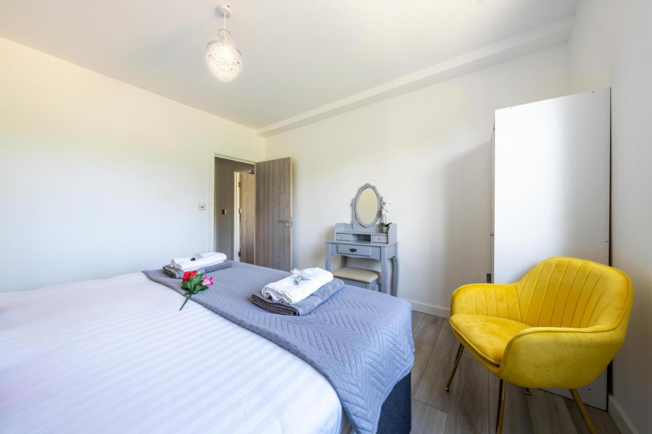 Ash View Place 3 -Heathrow - Thorpe Park - Free Parking Staines-upon-Thames Exterior photo