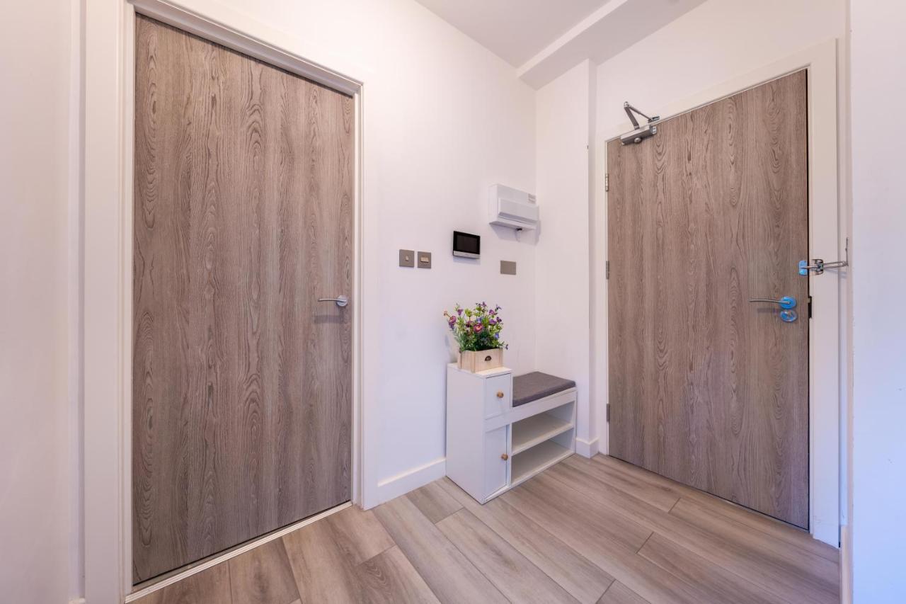 Ash View Place 3 -Heathrow - Thorpe Park - Free Parking Staines-upon-Thames Exterior photo